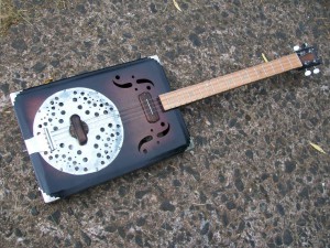 ukulele-s-rezonatorem2.jpg
